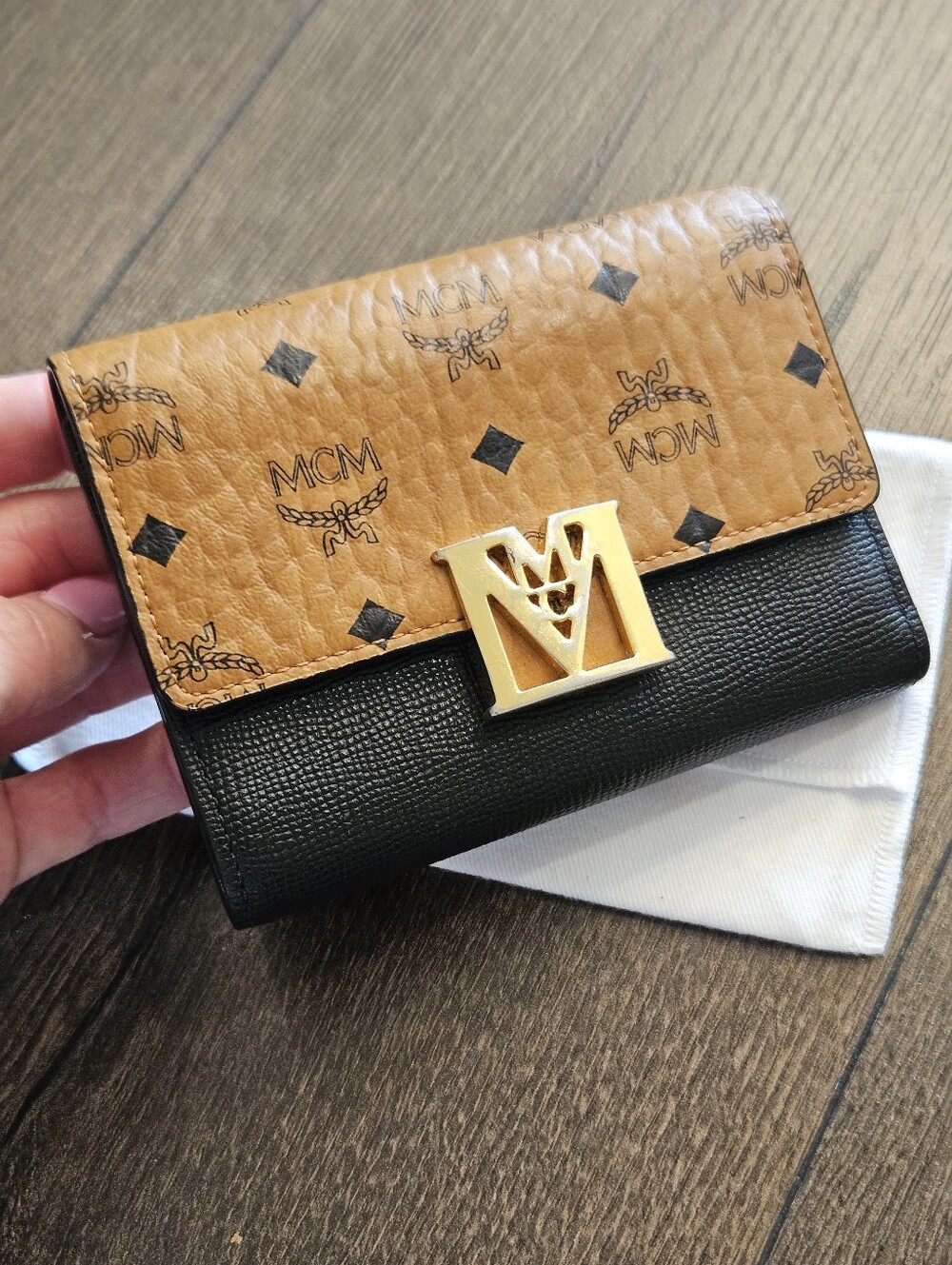 MCM Visetos Cognac Black Trifold Compact Wallet Gold Logo + Dust Bag - Picture 2 of 15
